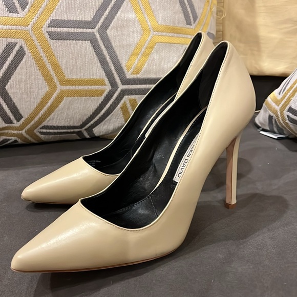 Charles David classic pump - 7.5 all leather upper and all leather sole. Lt Tan - Picture 3 of 7